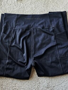 Victoria's Secret black leggings with phone pockets Size large